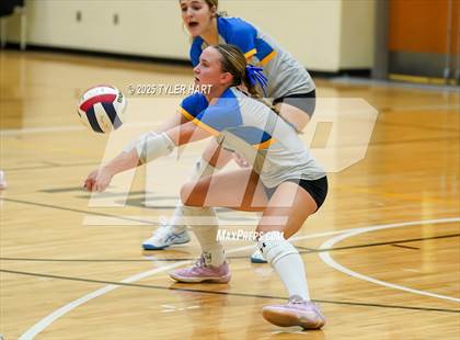 Thumbnail 2 in Floyd Central vs. Carmel (Avon Classic) photogallery.