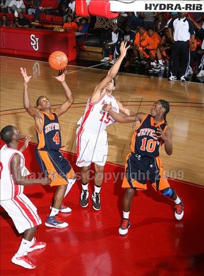 Thumbnail 2 in Jefferson vs Kennedy (PSAL AA Semifinal) photogallery.