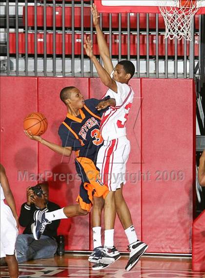 Thumbnail 3 in Jefferson vs Kennedy (PSAL AA Semifinal) photogallery.