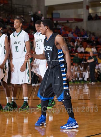 Thumbnail 3 in DeSoto vs. Hebron (UIL 5A Region1 Quarterfinal Playoff) photogallery.