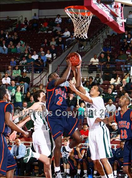 Thumbnail 3 in Strake Jesuit vs. Bush (Texas 5A Regional Semifinals) photogallery.