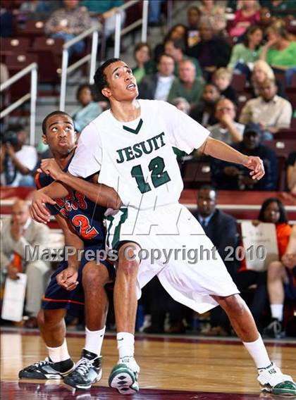 Thumbnail 3 in Strake Jesuit vs. Bush (Texas 5A Regional Semifinals) photogallery.