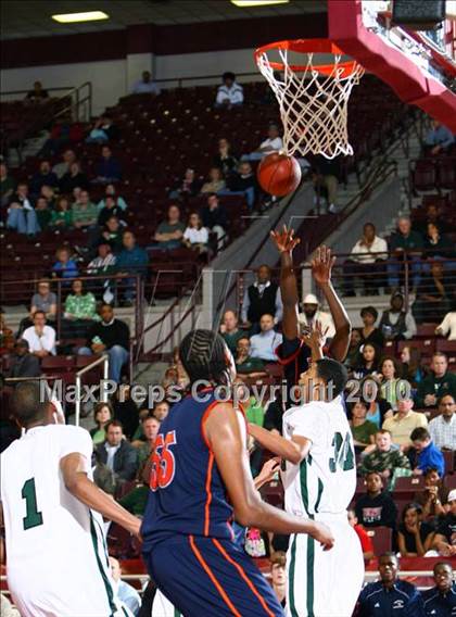 Thumbnail 2 in Strake Jesuit vs. Bush (Texas 5A Regional Semifinals) photogallery.