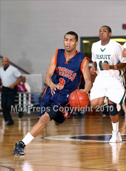 Thumbnail 2 in Strake Jesuit vs. Bush (Texas 5A Regional Semifinals) photogallery.