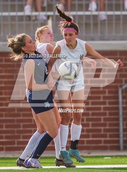 Thumbnail 3 in Reedy vs. Wakeland (UIL Regional Quarterfinal Playoff) photogallery.
