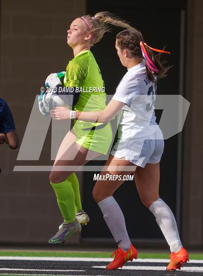 Thumbnail 3 in Reedy vs. Wakeland (UIL Regional Quarterfinal Playoff) photogallery.