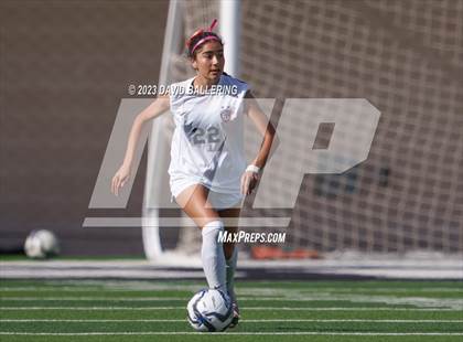 Thumbnail 3 in Reedy vs. Wakeland (UIL Regional Quarterfinal Playoff) photogallery.