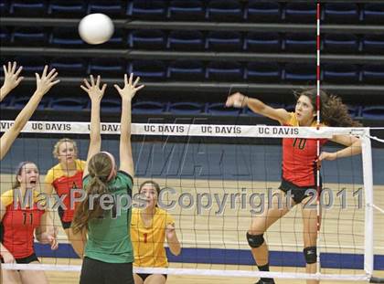Thumbnail 3 in St. Francis vs St. Mary's (CIF SJS D1 Final) photogallery.