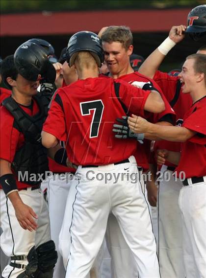 Thumbnail 3 in Effingham vs. Triad (Sectional Playoffs) photogallery.