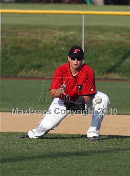 Thumbnail 2 in Effingham vs. Triad (Sectional Playoffs) photogallery.
