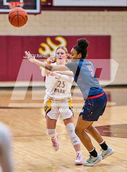 Thumbnail 2 in Deer Park vs. Dawson (McDonald's Texas Invitational) photogallery.