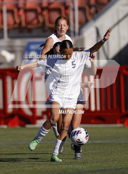 Thumbnail 3 in Snow Canyon vs. Timpanogos (UHSAA 4A Semifinal) photogallery.