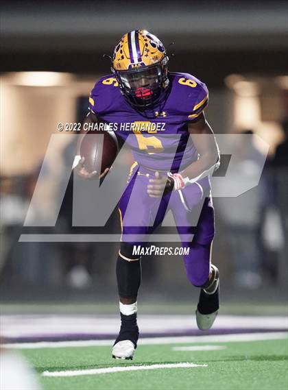 Thumbnail 2 in La Grange vs Madisonville (UIL 4A Division II Bi-District) photogallery.