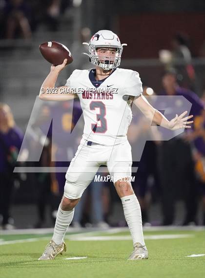Thumbnail 2 in La Grange vs Madisonville (UIL 4A Division II Bi-District) photogallery.
