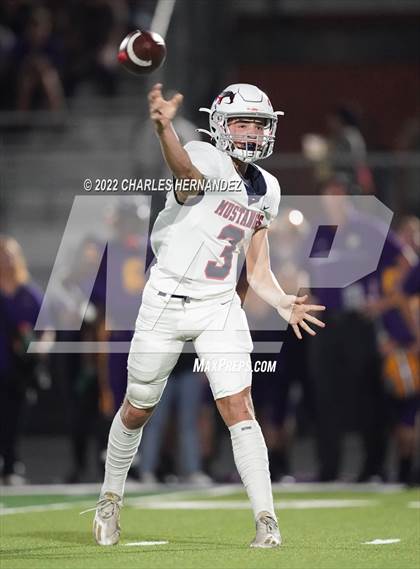 Thumbnail 1 in La Grange vs Madisonville (UIL 4A Division II Bi-District) photogallery.