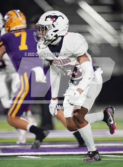 Thumbnail 3 in La Grange vs Madisonville (UIL 4A Division II Bi-District) photogallery.