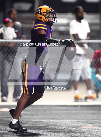 Thumbnail 2 in La Grange vs Madisonville (UIL 4A Division II Bi-District) photogallery.
