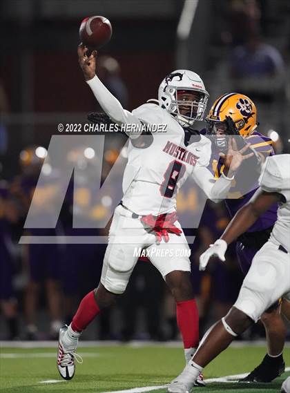 Thumbnail 1 in La Grange vs Madisonville (UIL 4A Division II Bi-District) photogallery.