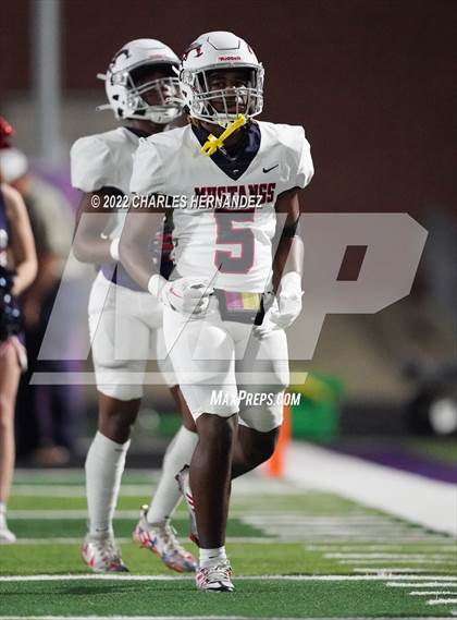 Thumbnail 2 in La Grange vs Madisonville (UIL 4A Division II Bi-District) photogallery.