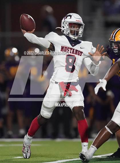 Thumbnail 3 in La Grange vs Madisonville (UIL 4A Division II Bi-District) photogallery.