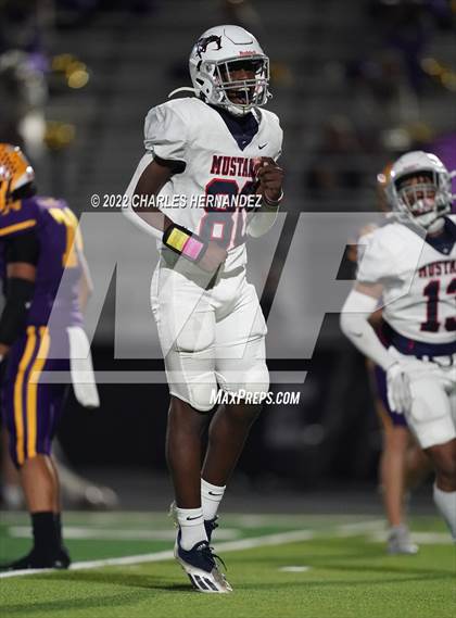 Thumbnail 1 in La Grange vs Madisonville (UIL 4A Division II Bi-District) photogallery.