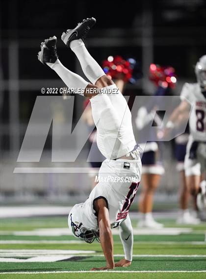 Thumbnail 2 in La Grange vs Madisonville (UIL 4A Division II Bi-District) photogallery.