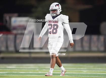 Thumbnail 2 in La Grange vs Madisonville (UIL 4A Division II Bi-District) photogallery.