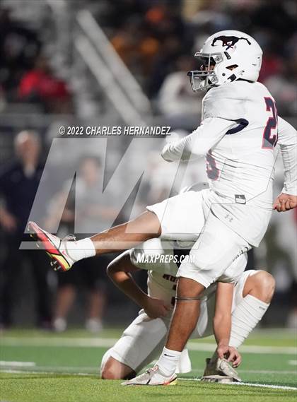 Thumbnail 2 in La Grange vs Madisonville (UIL 4A Division II Bi-District) photogallery.
