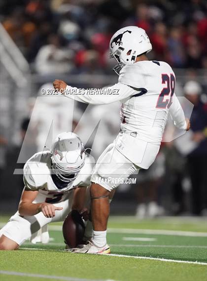 Thumbnail 3 in La Grange vs Madisonville (UIL 4A Division II Bi-District) photogallery.