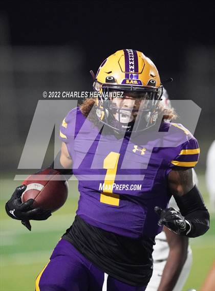 Thumbnail 2 in La Grange vs Madisonville (UIL 4A Division II Bi-District) photogallery.