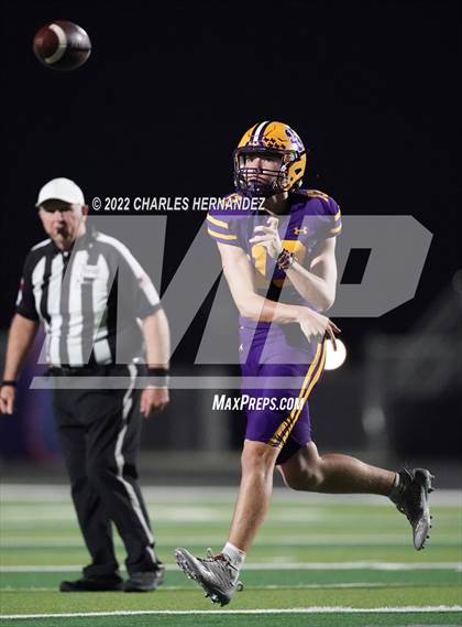 Thumbnail 3 in La Grange vs Madisonville (UIL 4A Division II Bi-District) photogallery.