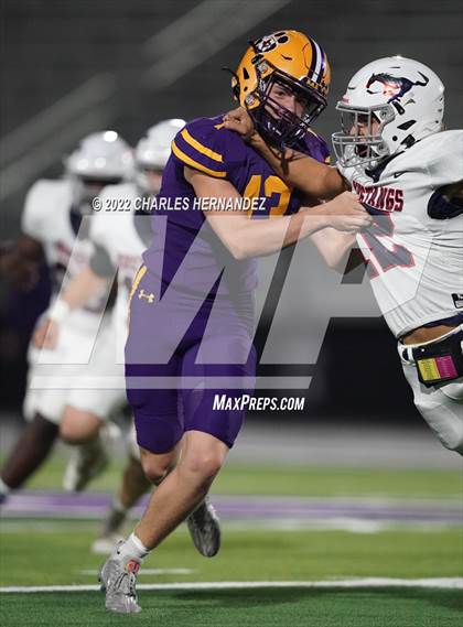 Thumbnail 2 in La Grange vs Madisonville (UIL 4A Division II Bi-District) photogallery.