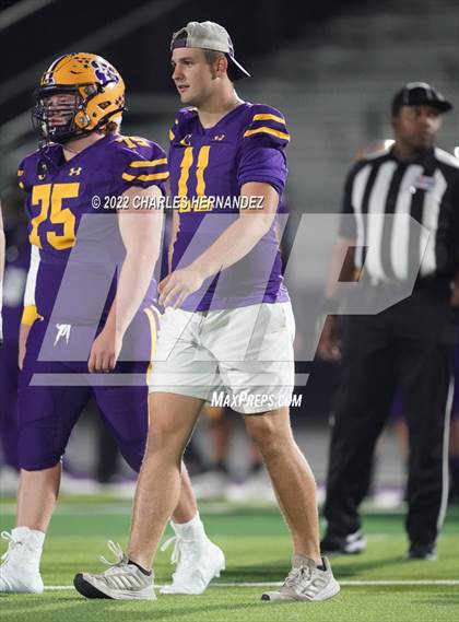 Thumbnail 2 in La Grange vs Madisonville (UIL 4A Division II Bi-District) photogallery.