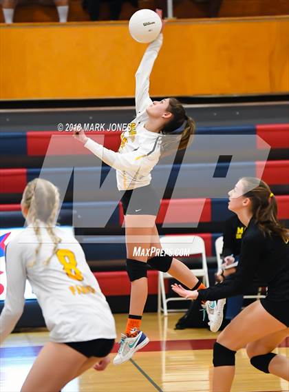 Thumbnail 2 in Salpointe Catholic vs. Marcos de Niza (AIA 4A Semifinal) photogallery.