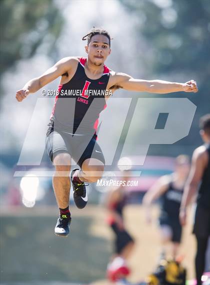 Thumbnail 1 in Varsity LNE Relays photogallery.