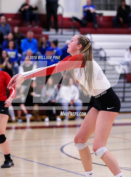 Thumbnail 1 in Ardsley vs. Red Hook (NYSPHSAA Class B Regional Semifinal) photogallery.