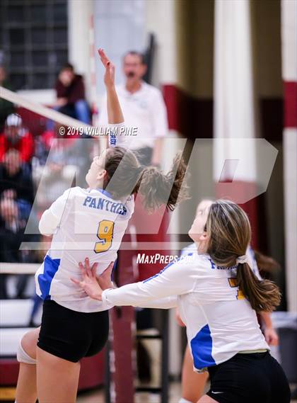 Thumbnail 3 in Ardsley vs. Red Hook (NYSPHSAA Class B Regional Semifinal) photogallery.