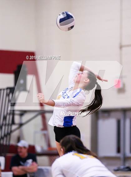 Thumbnail 1 in Ardsley vs. Red Hook (NYSPHSAA Class B Regional Semifinal) photogallery.
