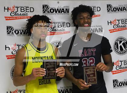 Thumbnail 3 in Memphis East vs. Mountain Brook (Hotbed Classic) photogallery.