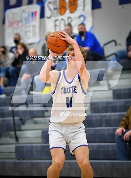 Thumbnail 3 in Toutle Lake vs Ocosta (WIAA 2B District Playoff) photogallery.