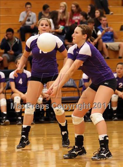 Thumbnail 2 in Elgin vs. McNeil photogallery.