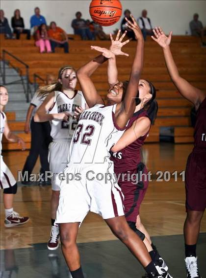 Thumbnail 2 in Clear Creek vs. A&M Consolidated (McDonalds Texas Invitational) photogallery.