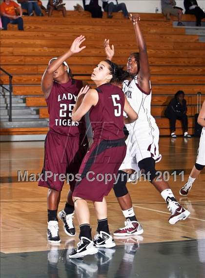 Thumbnail 2 in Clear Creek vs. A&M Consolidated (McDonalds Texas Invitational) photogallery.