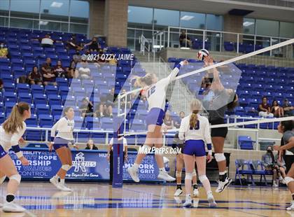 Thumbnail 1 in MacArthur vs. Marshall photogallery.