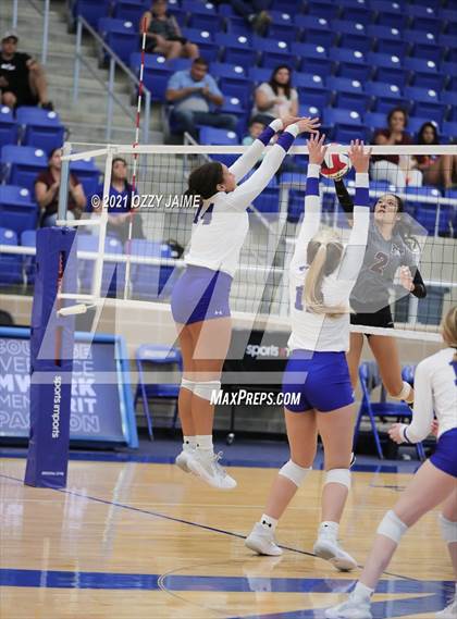 Thumbnail 1 in MacArthur vs. Marshall photogallery.