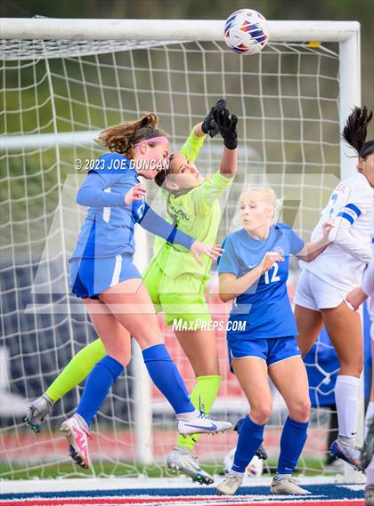 Thumbnail 2 in Santa Margarita vs Los Alamitos (CIF Division 1 Regional Final) photogallery.