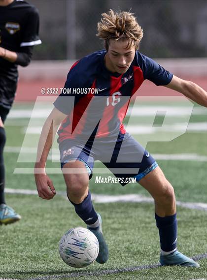 Thumbnail 2 in King/Drew vs. Maranatha photogallery.