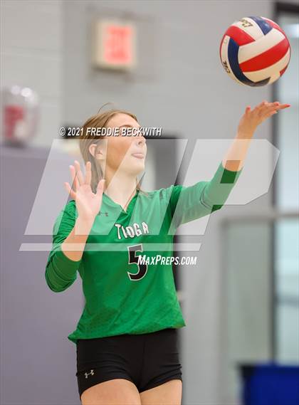 Thumbnail 2 in Tom Bean vs. Tioga (UIL 2A Regional Quarterfinal) photogallery.