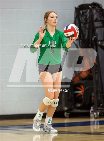 Thumbnail 2 in Tom Bean vs. Tioga (UIL 2A Regional Quarterfinal) photogallery.