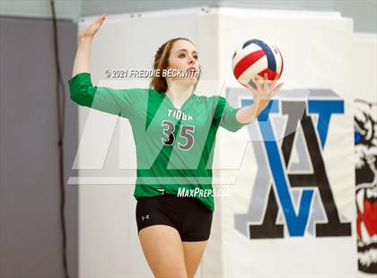 Thumbnail 2 in Tom Bean vs. Tioga (UIL 2A Regional Quarterfinal) photogallery.